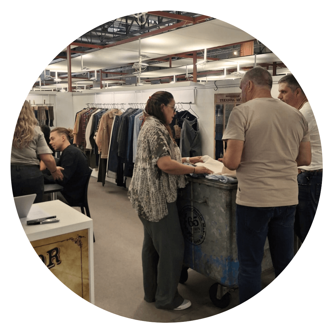Participação ativa em feiras e fóruns internacionais de moda sustentável
